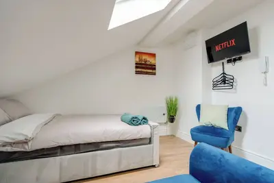 Image de Top Studio | Upper Floor Living | 10 mins to City