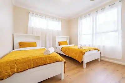 Image de Stylish, modern and secure family home!