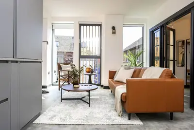 Image de Secretaries & Typing: Chic 2bed - 3rd floor