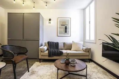 Image de Locker Room:  Stylish 2bed w/City Views-3rd floor