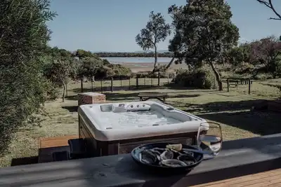 Image de Hot tub and pet friendly!