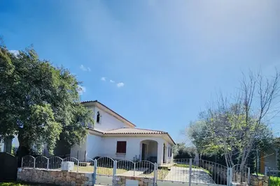 Image de Just minutes from La Cinta beach and the center of San Teodoro, close to all amenities, we offer a ground-floor villa with a large courtyard, private parking space, and air conditioning. The apartment can accommodate up to 6 people and features a covered