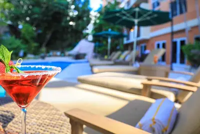 Image de 1br/1ba Coconut Grove Condo with Pool