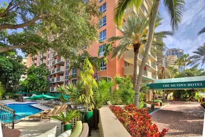 Image de 1br/1ba Condo: Pool & Roll-in Shower