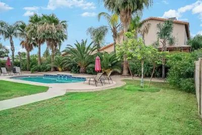 Image de 5br Retreat w Pool, Misting Patio & Prime Location