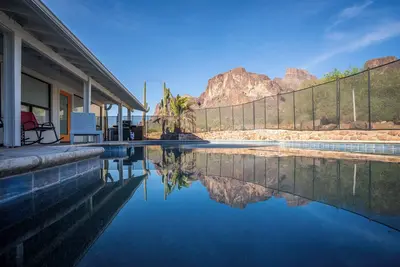 Image de \t\nDesert Oasis, Stunning Mtn View w/ Sparkling Pool & Hot Tub