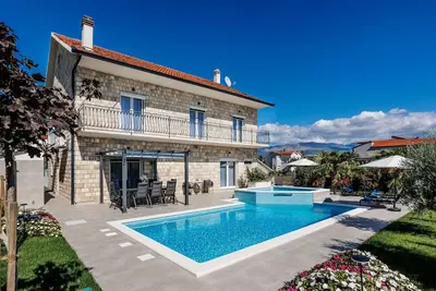 Image de Superbe maison de 6 chambres Ă Sinj