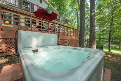 Image de New! Charming Hideaway w/ Hot Tub, Fire Pit & Dock