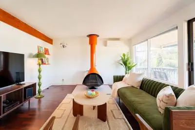 Image de The Mod House | Stylish 3br Retreat Near Uw