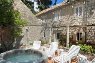 Image de Peaceful Old Stone House