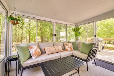 Image de Charming Gated Retreat with Lakes, Pools, Private Sunroom & Game Room!