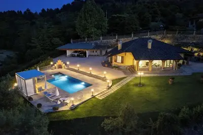 Elegant Villa with pool in the Tuscan countryside, between nature and comfort.