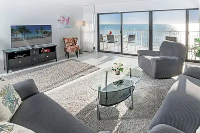 Image de Modern and Bright Remodeled Oceanfront 2bedroom Condo