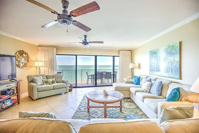 Image de #35 Top Floor Open Concept Oceanfront 2 Bedroom/2. 5 Bath Condo