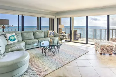 Image de Premier Oceanfront Top Floor Condo With Wraparound Balcony & Windows