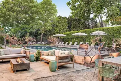 Image de Southampton estate with oversized pool, chefs kitchen, vast lawn, . . .