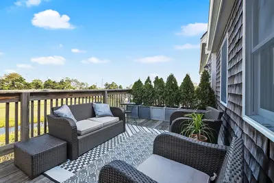Image de Fully Renovated apt w\/water views and deck near beach& marina