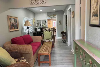 Image de Mango Beach House/3 Bedroom/Close Downtown/Fenced Backyard/Deck/ Grill/Firepit