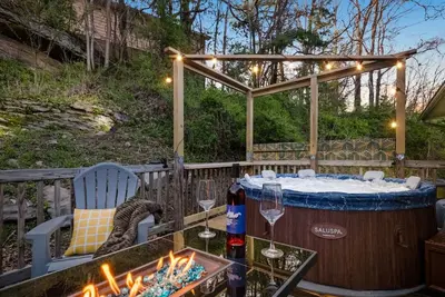 Image de 10 min to Nrg Park with Private Deck, Movie Nights & Fire Pit