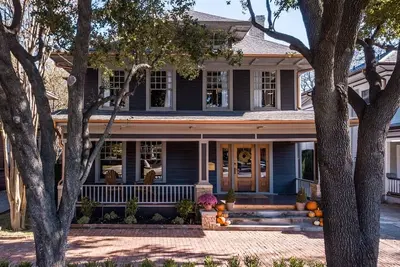 Image de Stylish 5 Bedroom Boutique BnB in Old East Dallas | Insta-Worthy Rooms + Speakeasy Bar
