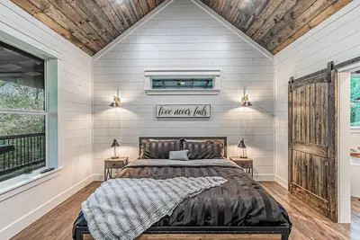 Image de Cozy Creek Cabin | Hot Tub & Creekside Game Room