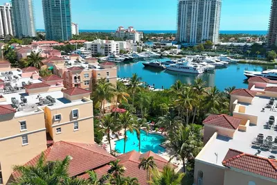Image de Cute Yacht Club Apt 5 Min Drive 2 Beach W/ Pool!