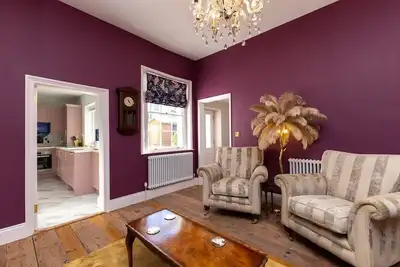 Image de Luxury  ground floor Georgian apartment with garden, by the sea, 6 guests.