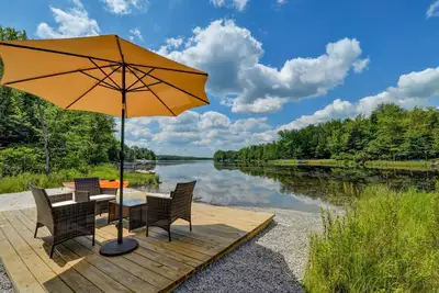 Image de New Serene Lakefront Retreat|Hot Tub, Fire Pit & GameRoom