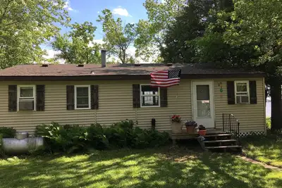 Image de Charming 3-bedroom cabin on the lake with Ac and WiFi in delightful Faribault