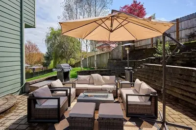 Image de Villa w Hot Tub Firepit Game Room and Ev Charger!