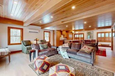 Image de Two homes w/ large yard, firepit, decks - close to town & Lake George