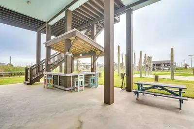 Image de Canal-Front Coastal Getaway in Gilchrist w/ Deck