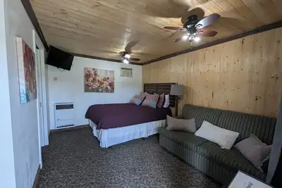 Image de Cozy lodge in soothing Yokuts Valley with Ac, WiFi, Pool & Bbq