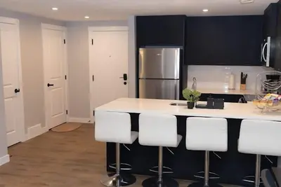 Image de Cozy Brand New &Modern 1 bedroom Suite located in near Spruce Meadows Sw Calgary