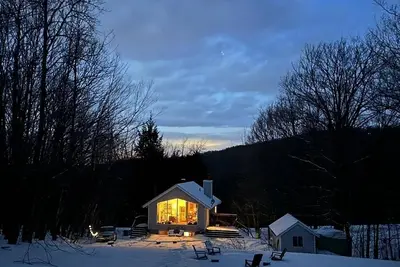 Image de Inspiring Nature Getaway, bright & peaceful forest house, 6 minutes from Sutton!