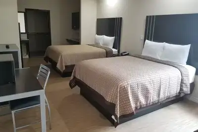 Image de Two Queen Non-Smoking Room, Scottish Inns and Suites Bay City Tx, Free Parking