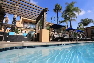Image de Double Queen Comfort | Lounge, Heated Pool & Long Beach Dining Nearby