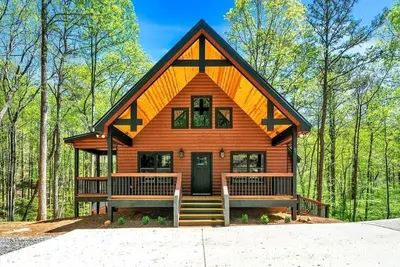 Image de 2024 Modern 3/2. 5 cabin with Game Room, Hot tub Secluded Near downtown Ellijay