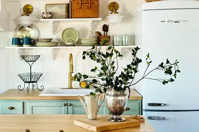 Image de Quaint cottage retreat walking distance to beach, restaurants, downtown.