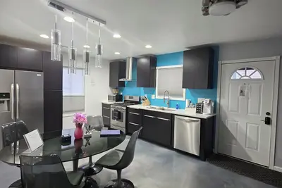 Image de Modern/Retro 2br Condo by Exceptional Stays