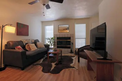 Image de Stylish condo with pine views
