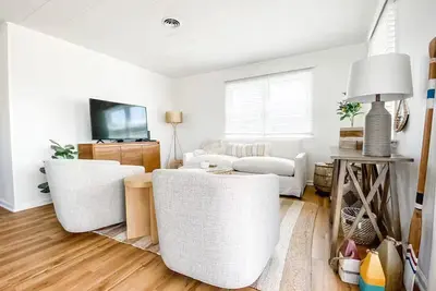 Image de Boho Beach Cottage - 1 block to beach! Easy walk