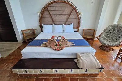 Image de Intimate beachfront two-bedroom Penthouse, very close to town. Great snorkeling