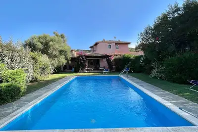 Maison de vacances 'Rosa' avec piscine privée, Wi-Fi et climatisation