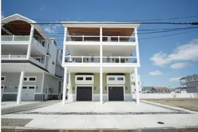 Image de Beautiful 5-bedroom home located 2 blocks from the beach in the heart of Sea Isle City.