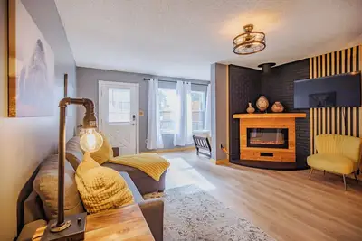 Image de Modern condo walking distance to Everything.