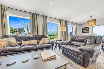 Image de New! Hot Tub I Mountain Views I Lawn Games I Patio I Bbq I Walkable to Hikes!