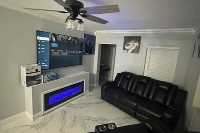 Image de Spacious 5-bedroom house with WiFi, Ac 7 mins from hard rock stadium