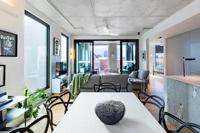 Image de Upscale Collingwood Retreat - High-End Apartment with Car Park