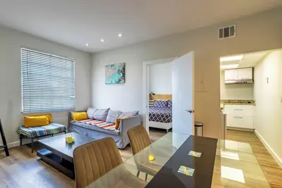 Image de Coastal 2br Escape | Walk to Beach and 2 Queen Beds